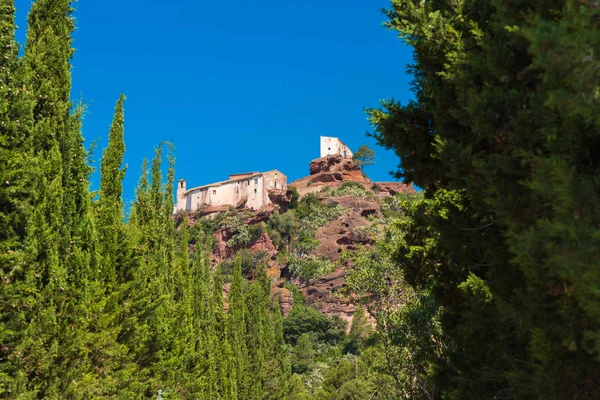 Starożytny Kościół Mare de Deu de la Roca, w pobliżu miasta Montbrió del Camp, Tarragona, Katalonia, Hiszpania. Kopiować miejsca na tekst. — Zdjęcie stockowe