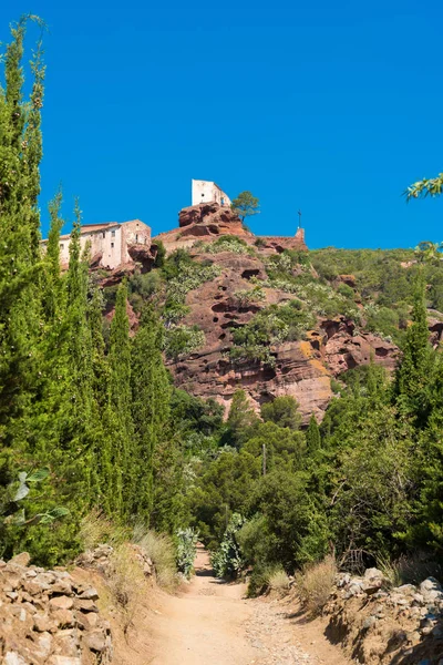 Mare de Deu de la Roca, Montbrio del Camp, Tarragona, kasaba Catalunya, İspanya yakınındaki antik Kilisesi. Metin için yer kopyalayın. Dikey.