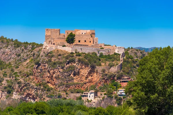 Kilátás nyílik a kastély Miravet, Tarragona, Catalunya, Spanyolország. Hely, a szöveg másolása. — Stock Fotó