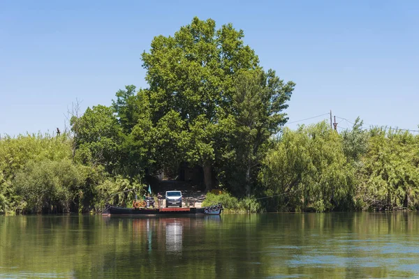 Tarragona, İspanya - 17 Haziran 2017: Nehrin araçlık bir feribot. Metin için yer kopyalayın.