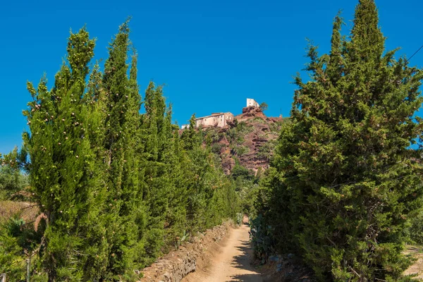 Mare de Deu de la Roca, Montbrio del Camp, Tarragona, kasaba Catalunya, İspanya yakınındaki antik Kilisesi. Metin için yer kopyalayın. Üzerinde mavi arka plan izole.