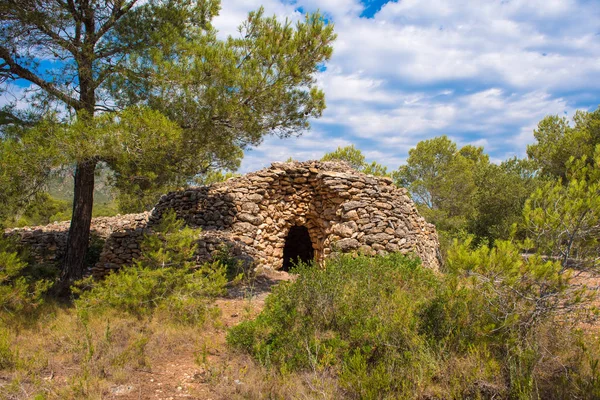 Ruina, edificio de piedra seca, siglo 11-15, piedra seca, Mont-roig del Camp, Tarragona, Cataluña, España. Copiar espacio para texto . — Foto de Stock