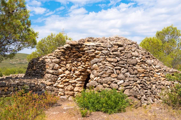 Harabe, Kuru taş bina, 11-15. yüzyıl, piedra sezen, Mont-roig del Camp, Tarragona, Catalunya, İspanya. Metin için yer kopyalayın.