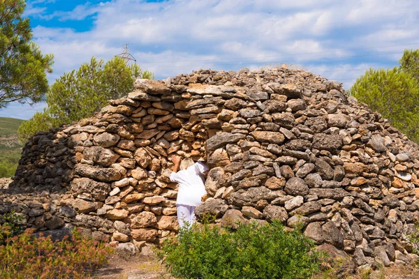 Ruina, edificio de piedra seca, siglo 11-15, piedra seca, Mont-roig del Camp, Tarragona, Cataluña, España. Copiar espacio para texto . — Foto de Stock