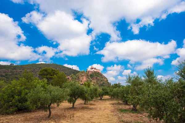 Antigua iglesia del Mare de Deu de la Roca, cerca de la localidad de Montbrio del Camp, Tarragona, Cataluña, España. Copiar espacio para texto . — Foto de Stock