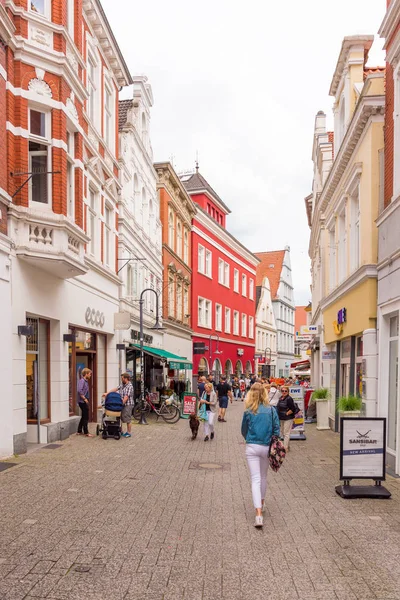Oldenburg, Almanya - 10 Haziran 2017: Eski şehir sokak görünümünü. Dikey. Metin için yer kopyalayın.