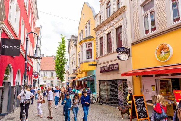 Oldenburg, Almanya - 10 Haziran 2017: Eski şehir sokak görünümünü. 