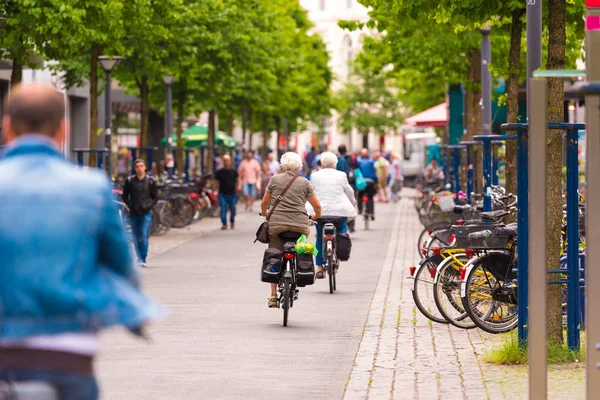 Oldenburg, Almanya - 10 Haziran 2017: Eski şehir sürme bisikletçiler grubu. Metin için yer kopyalayın.