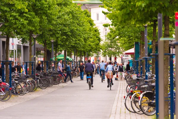 Oldenburg, Almanya - 10 Haziran 2017: Eski şehir sürme bisikletçiler grubu. Metin için yer kopyalayın.