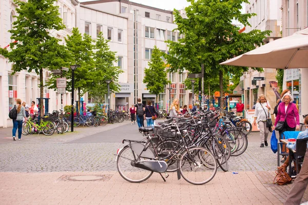 Oldenburg, Almanya - 10 Haziran 2017: Büyük Park bisiklet için. Metin için yer kopyalayın.
