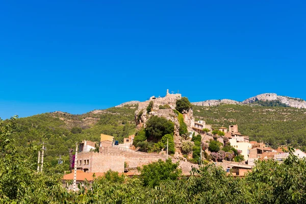 La ville de montagne de Pratdip en Espagne. Espace de copie pour le texte. Isolé sur fond bleu . — Photo