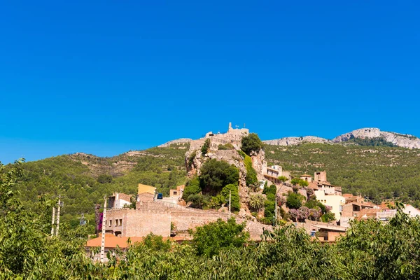 El pueblo de montaña de Pratdip en España. Copia espacio para texto. Aislado sobre fondo azul . — Foto de Stock