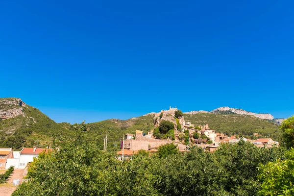 Dağ town Pratdip İspanya. Metin için yer kopyalayın. Üzerinde mavi arka plan izole.