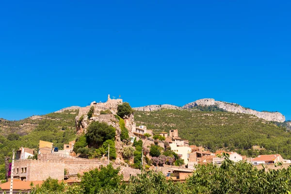La ville de montagne de Pratdip en Espagne. Espace de copie pour le texte. Isolé sur fond bleu . — Photo
