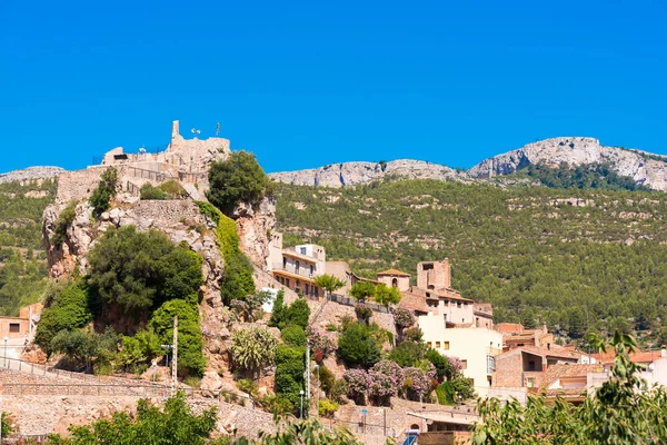 La città di montagna di Pratdip in Spagna. Copia spazio per testo. Isolato su sfondo blu . — Foto Stock