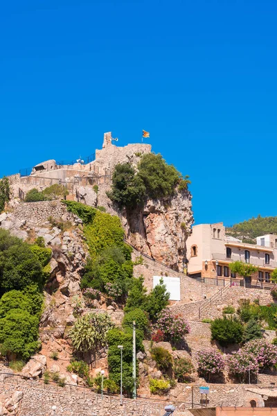 Dağ town Pratdip İspanya. Metin için yer kopyalayın. Üzerinde mavi arka plan izole. Dikey.