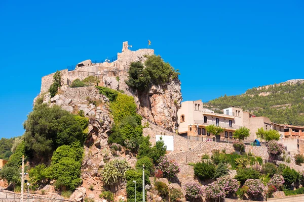 Dağ town Pratdip İspanya. Metin için yer kopyalayın. Üzerinde mavi arka plan izole.