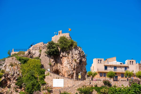 Dağ town Pratdip İspanya. Metin için yer kopyalayın. Üzerinde mavi arka plan izole.