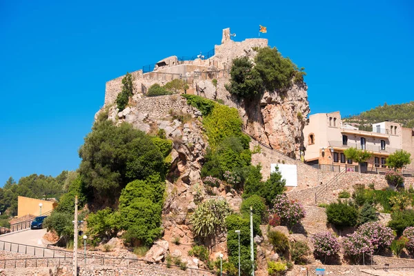 Dağ town Pratdip İspanya. Metin için yer kopyalayın. Üzerinde mavi arka plan izole.