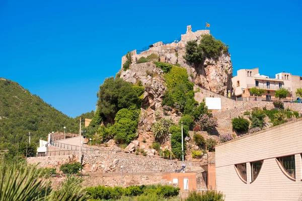 Dağ town Pratdip İspanya. Metin için yer kopyalayın. Üzerinde mavi arka plan izole.