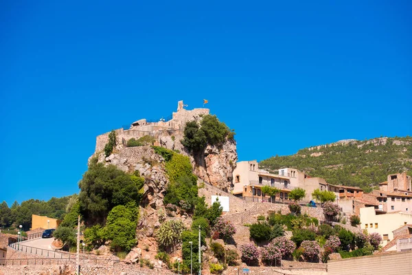 Dağ town Pratdip İspanya. Metin için yer kopyalayın. Üzerinde mavi arka plan izole.