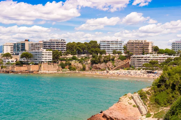 Praia rochosa em Salou, Tarragona, Catalunha, Espanha. Espaço de cópia para texto . — Fotografia de Stock