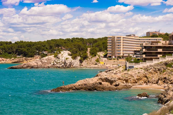 Kayalık plaj Salou, Tarragona, Catalunya, İspanya. Metin için yer kopyalayın.