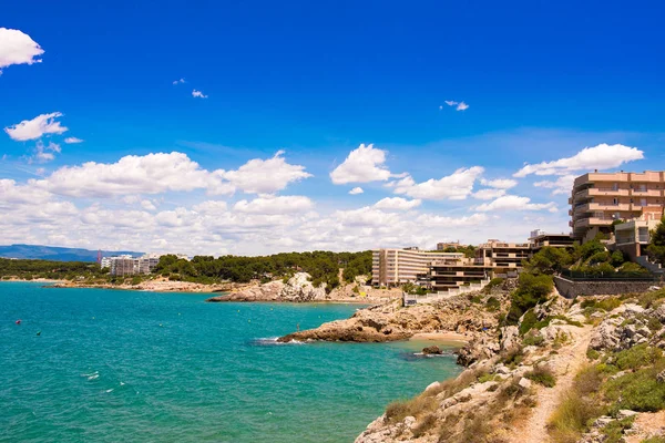 Kayalık plaj Salou, Tarragona, Catalunya, İspanya. Metin için yer kopyalayın.