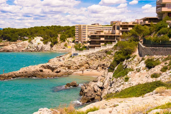 Kayalık plaj Salou, Tarragona, Catalunya, İspanya. Metin için yer kopyalayın.