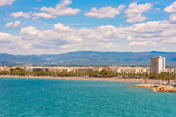 Salou, İspanya - 6 Haziran 2017: Sahil Costa Dorada, Salou, Tarragona, Catalunya, İspanya ana plaj. Metin için yer kopyalayın.