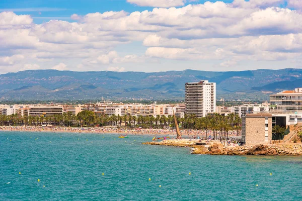 SALOU, ESPANHA - JUNHO 6, 2017: Litoral Costa Dorada, praia principal em Salou, Tarragona, Catalunha, Espanha. Espaço de cópia para texto . — Fotografia de Stock