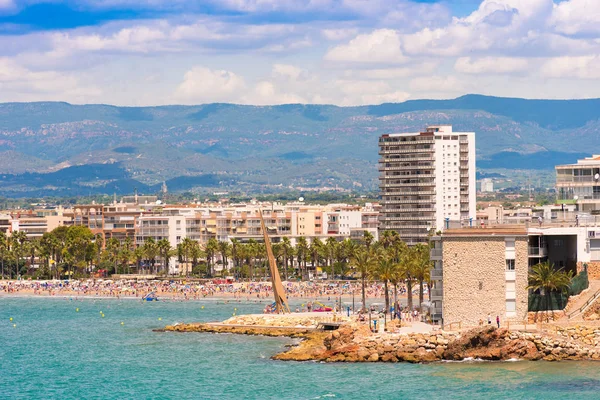 Salou, Spanje - 6 juni 2017: Kust Costa Dorada, hoofdstrand in Salou, Tarragona, Catalonië, Spanje. Ruimte voor tekst kopiëren. — Stockfoto