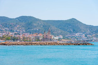 Taşlık Plajı ve Sant Bartomeu kilise ve Santa Tecla Catalunya Sitges, Barselona, İspanya. Metin için yer kopyalayın.