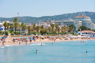 Sitges, Catalunya, İspanya - 20 Haziran 2017: Kumlu plaj ve mesire görünümü. Metin için yer kopyalayın.