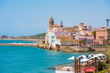 Sitges, Catalunya, İspanya - 20 Haziran 2017: Tarihi merkezi ve Sant Bartomeu kilise ve Santa Tecla görünümü. Metin için yer kopyalayın. Üzerinde mavi arka plan izole.