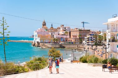 Sitges, Catalunya, İspanya - 20 Haziran 2017: Tarihi merkezi ve Sant Bartomeu kilise ve Santa Tecla görünümü. Metin için yer kopyalayın. Üzerinde mavi arka plan izole.