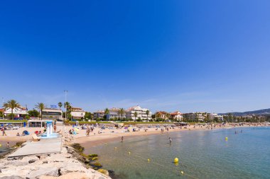 Sitges, Catalunya, İspanya - 20 Haziran 2017: Kumlu plaj ve mesire görünümü. Metin için yer kopyalayın.