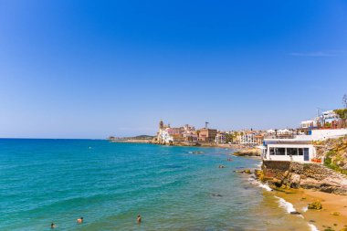 Sitges, Catalunya, İspanya - 20 Haziran 2017: Tarihi merkezi ve Sant Bartomeu kilise ve Santa Tecla görünümü. Metin için yer kopyalayın. Üzerinde mavi arka plan izole.