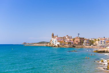 Sitges, Catalunya, İspanya - 20 Haziran 2017: Tarihi merkezi ve Sant Bartomeu kilise ve Santa Tecla görünümü. Metin için yer kopyalayın. Üzerinde mavi arka plan izole.