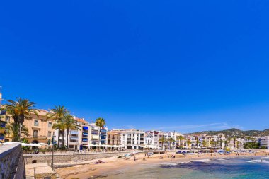 Sitges, Catalunya, İspanya - 20 Haziran 2017: Kumlu plaj ve mesire görünümü. Metin için yer kopyalayın.
