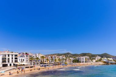 Sitges, Catalunya, İspanya - 20 Haziran 2017: Kumlu plaj ve mesire görünümü. Metin için yer kopyalayın.