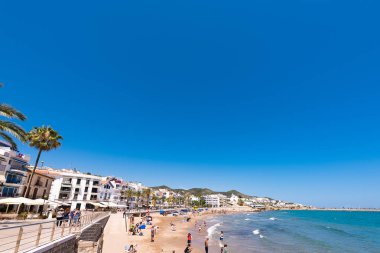 Sitges, Catalunya, İspanya - 20 Haziran 2017: Kumlu plaj ve mesire görünümü. Metin için yer kopyalayın.