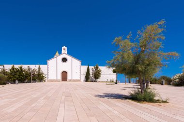 Sitges, Catalunya, İspanya - 20 Haziran 2017: Kilise Ermita de Sant Sıvas görünümünü. Metin için yer kopyalayın. Üzerinde mavi arka plan izole.        