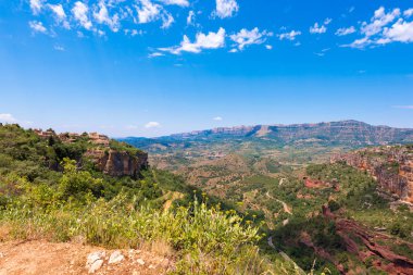 Siurana de Prades, Tarragona, Catalunya, İspanya etrafında dağ manzarası. Metin için yer kopyalayın.