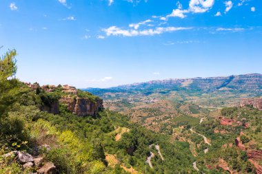 Siurana de Prades, Tarragona, Catalunya, İspanya etrafında dağ manzarası. Metin için yer kopyalayın.