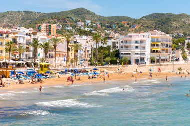 Sitges, Catalunya, İspanya - 20 Haziran 2017: San Sebastian Beach görünümü. Metin için yer kopyalayın.