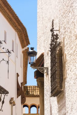 Ferforje ızgara ve sokak lambası, Sitges, Barcelona, Catalunya, İspanya görünümünü. Dikey.