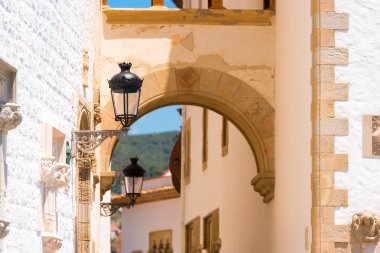 Bir sokak lambası arka planda bina Catalunya Sitges, Barcelona, İspanya.