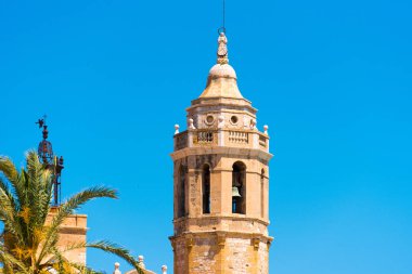 Sant Bartomeu kilise ve Santa Tecla Catalunya Sitges, Barcelona, İspanya kuleye bakış. Metin için yer kopyalayın. Üzerinde mavi arka plan izole.     