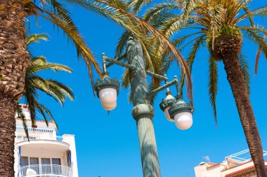 Sokak lambası mavi gökyüzünde Catalunya Sitges, Barcelona, İspanya karşı. Metin için yer kopyalayın. Üzerinde mavi arka plan izole.